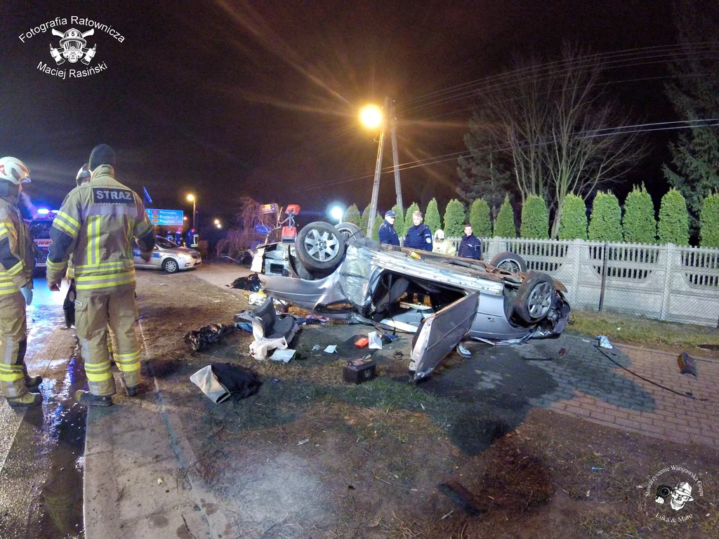 W Ołtarzewie BMW uderzyło w drzewo.  Dwie osoby zginęły, dwie trafiły do szpitala