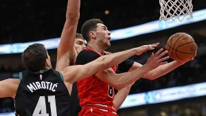 Zach LaVine (z piłką)