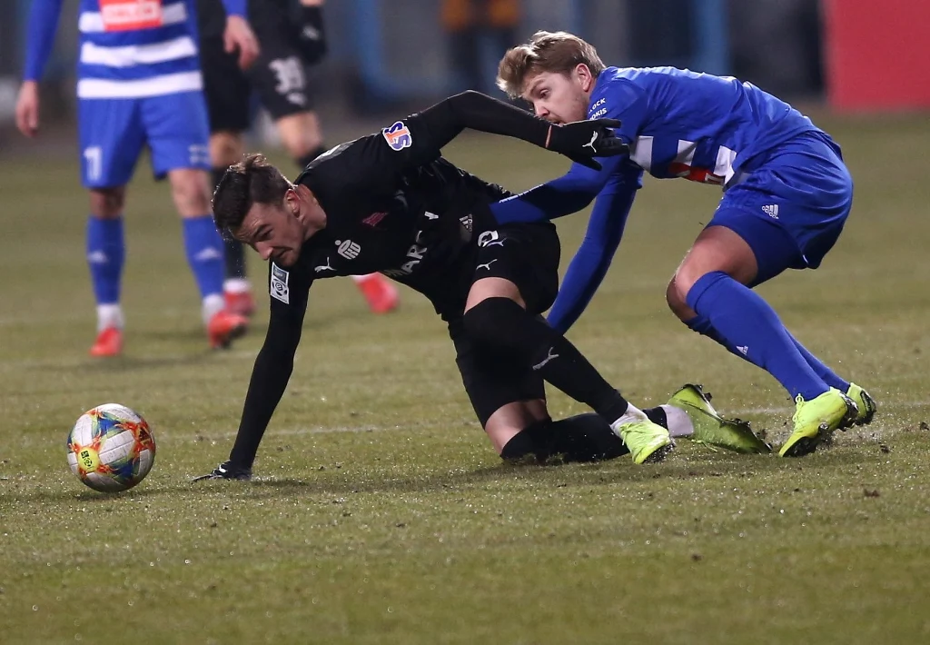 Piłkarz Wisły Płock Dominik Furman (P) i Milan Dimun (L) z Cracovii Piłkarz Wisły Płock Dominik Furman (P) i Milan Dimun (L) z Cracovii