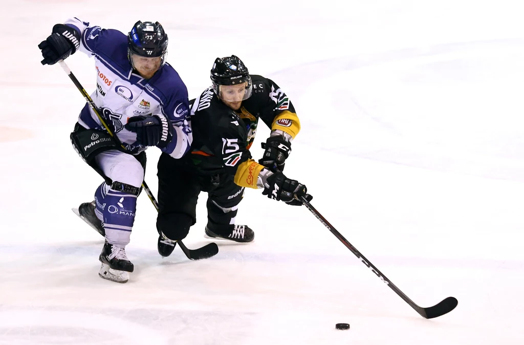 Hokeista Automatyki Gdańsk Josef Vitek (z lewej) i Gleb Klimenko z GKS-u Tychy
