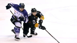 Hokeista Automatyki Gdańsk Josef Vitek (z lewej) i Gleb Klimenko z GKS-u Tychy