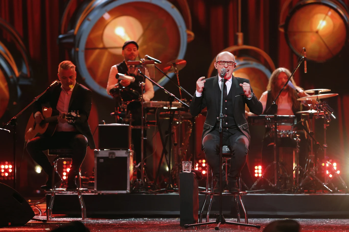 Na początku występował w zespole Daab (1984-1987) najpierw jako gitarzysta, później jako wokalista. W 1987 związał się z De Mono, w którym śpiewa przez cały czas. Na początku występował w zespole Daab (1984-1987) najpierw jako gitarzysta, później jako wokalista. W 1987 związał się z De Mono, w którym śpiewa przez cały czas.