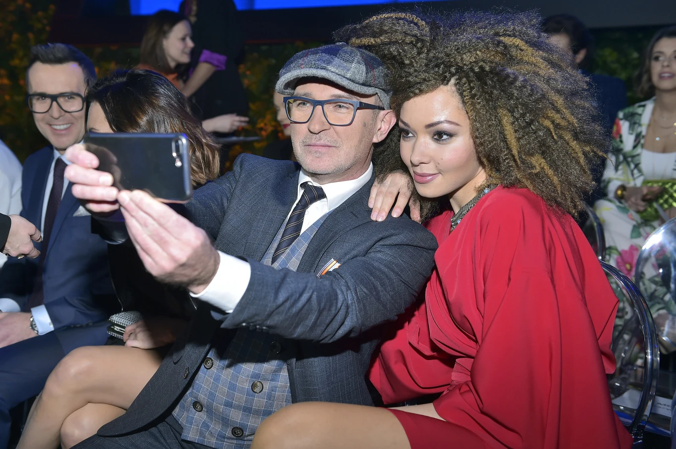 O swoim życiu Andrzej Krzywy opowiedział w szczerej rozmowie w książce "Na krzywy ryj". Na zdjęciu z Ifi Ude, z którą współprowadził program "Od Opola do Opola". O swoim życiu Andrzej Krzywy opowiedział w szczerej rozmowie w książce "Na krzywy ryj". Na zdjęciu z Ifi Ude, z którą współprowadził program "Od Opola do Opola".