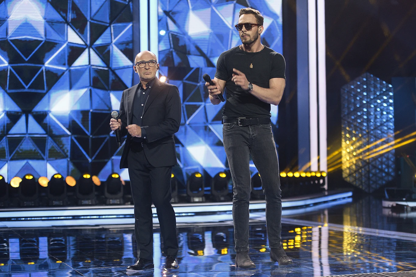 Artysta ma zaledwie 164 cm wzrostu. Na zdjęciu ze Sławkiem Uniatowskim, który jest od niego wyższy o prawie 40 cm! Artysta ma zaledwie 164 cm wzrostu. Na zdjęciu ze Sławkiem Uniatowskim, który jest od niego wyższy o prawie 40 cm!