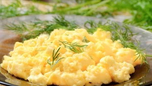 Sąsiadka zdradziła mi swój przepis na idealną jajecznicę. Już nigdy nie zrobię innej