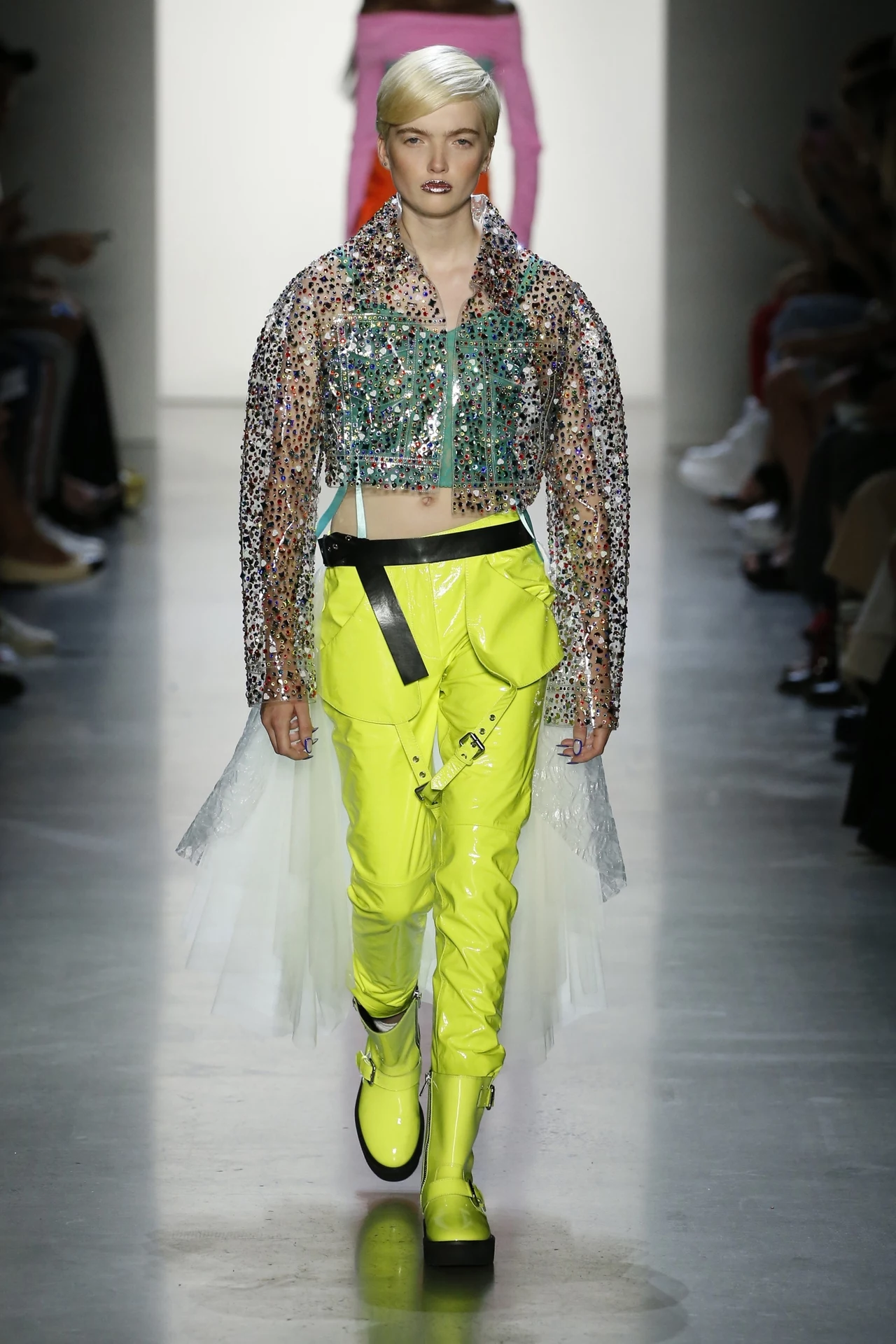 Jeśli jednak nie jesteś gotowa na "total look", dopasuj neon do czerni, szarości, bieli czy beżu. Pokaz kolekcji na sezon wiosna-lato 2019 Jeremy Scott Jeśli jednak nie jesteś gotowa na "total look", dopasuj neon do czerni, szarości, bieli czy beżu. Pokaz kolekcji na sezon wiosna-lato 2019 Jeremy Scott