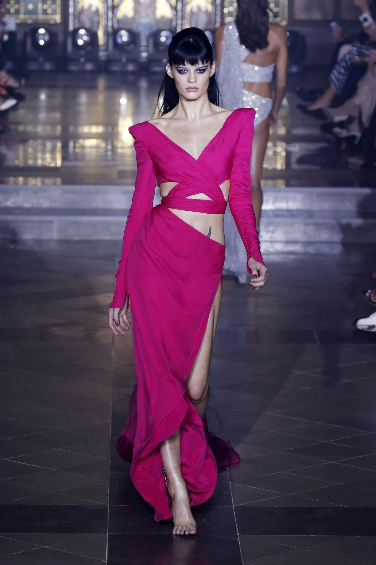 Jeśli jesteś osobą odważną, możesz je nawet nosić jako "total look". Pokaz kolekcji na sezon wiosna-lato 2019 Julien Macdonald Jeśli jesteś osobą odważną, możesz je nawet nosić jako "total look". Pokaz kolekcji na sezon wiosna-lato 2019 Julien Macdonald