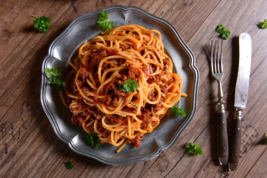 Tradycyjne spaghetti z aromatycznym sosem to prosta recepta na szczęście