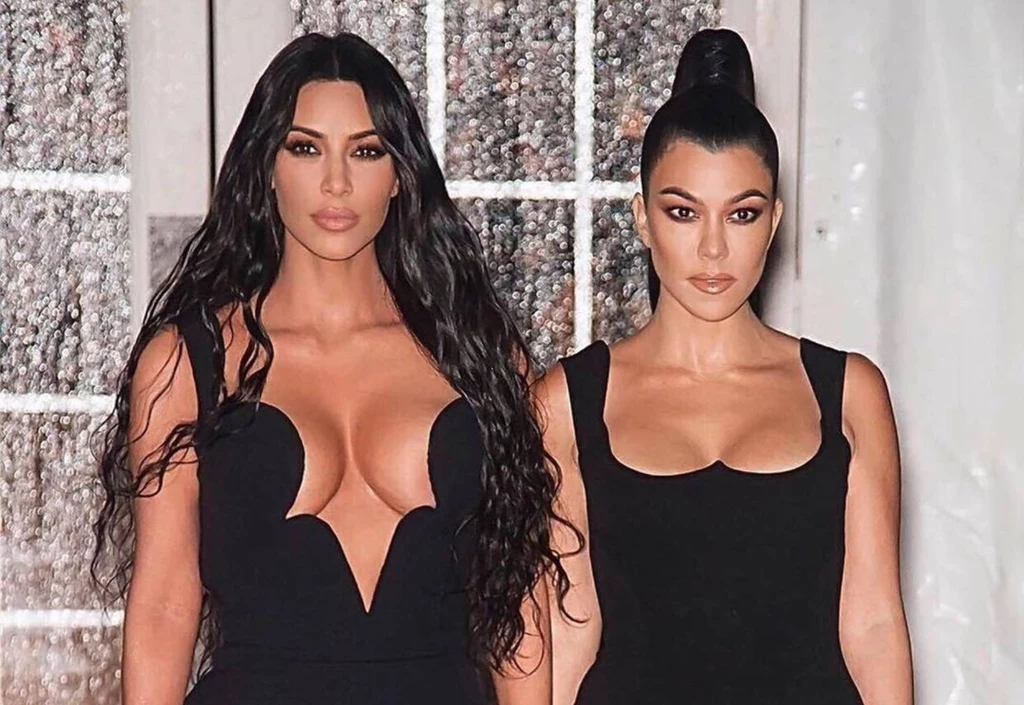Kim Kardashian i jej siostra Kourtney w wydekoltowanych sukienkach