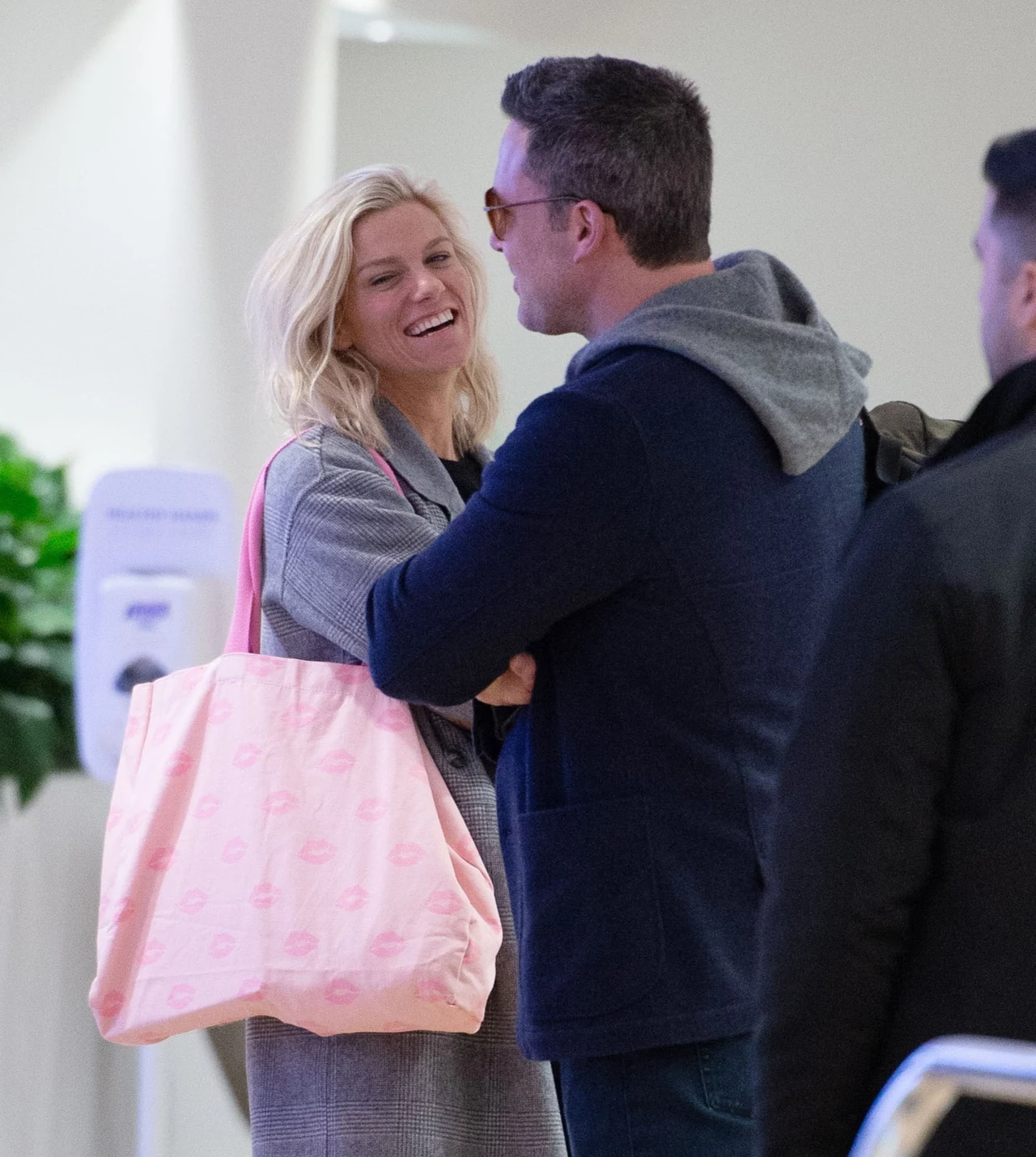 Lindsay Shookus i Ben Affleck na lotnisku JFK w Nowym Jorku, fot. SplashNews.com/East News