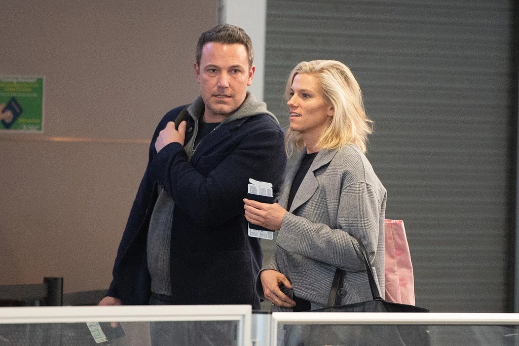 Lindsay Shookus i Ben Affleck na lotnisku JFK w Nowym Jorku, fot. SplashNews.com/East News