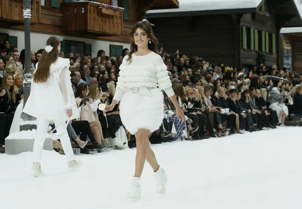 Penelope Cruz na wybiegu Chanel, pokaz jesień/zima 2019. Fot. AP/Associated Press/East News Penelope Cruz na wybiegu Chanel, pokaz jesień/zima 2019. Fot. AP/Associated Press/East News