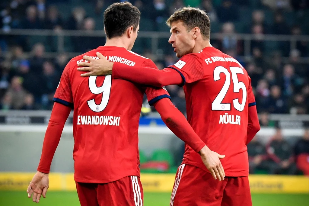 Robert Lewandowski w towarzystwie Thomasa Muellera