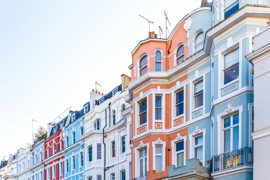 Do Notting Hill ściągają miłośnicy modnych restauracji, second-handów i staroci, których można poszukiwać na targu na Portobello Road