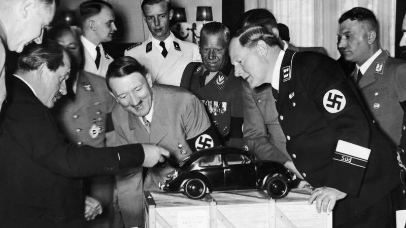 Adolf Hitler w otoczeniu świty ogląda model Volkswagena Garbusa