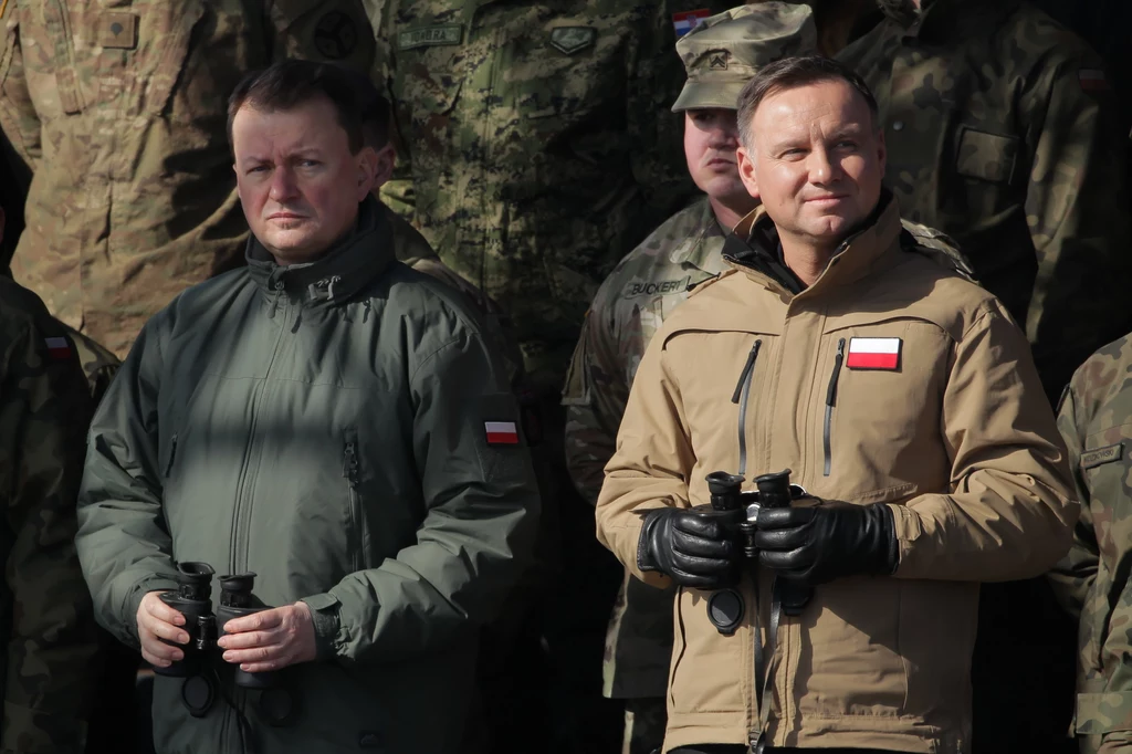 Prezydent Andrzej Duda (P) i minister obrony narodowej Mariusz Błaszczak (L) obserwują na poligonie w Orzyszu pokaz dynamiczny przygotowany przez żołnierzy 15. Giżyckiej Brygady Zmechanizowanej oraz żołnierzy z USA, Wielkiej Brytanii, Rumunii i Chorwacji tworzących Wielonarodową Batalionową Grupę Bojową NATO Prezydent Andrzej Duda (P) i minister obrony narodowej Mariusz Błaszczak (L) obserwują na poligonie w Orzyszu pokaz dynamiczny przygotowany przez żołnierzy 15. Giżyckiej Brygady Zmechanizowanej oraz żołnierzy z USA, Wielkiej Brytanii, Rumunii i Chorwacji tworzących Wielonarodową Batalionową Grupę Bojową NATO