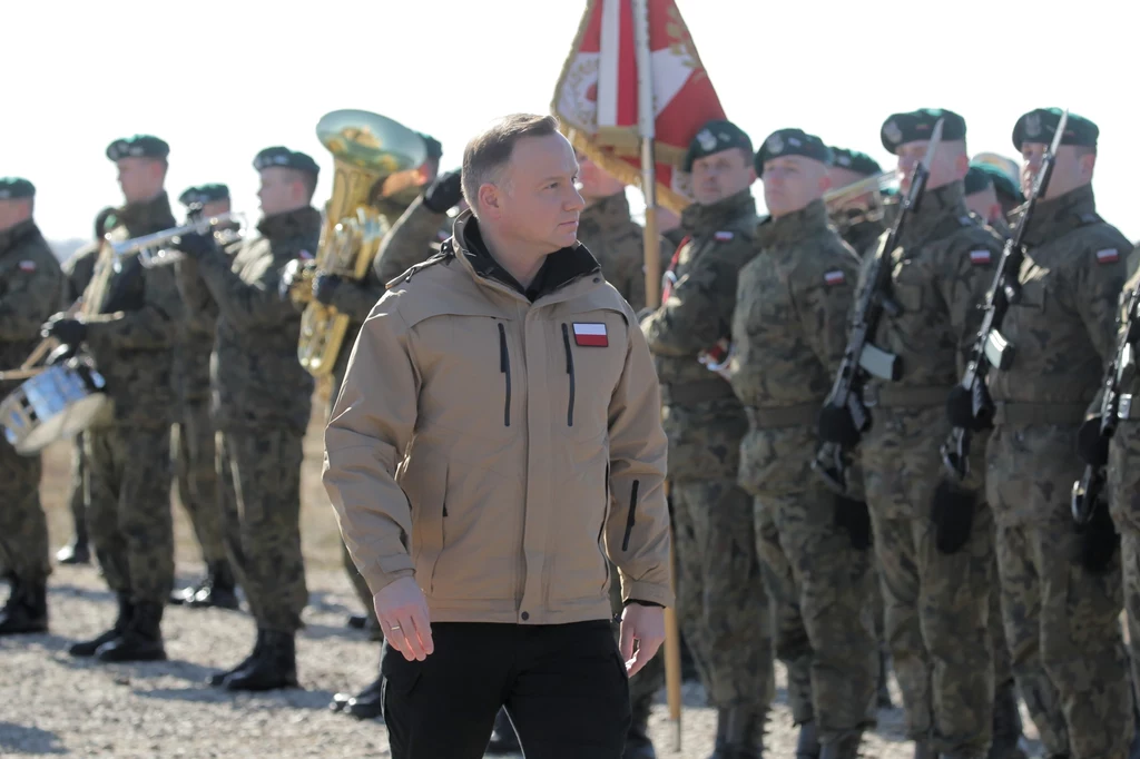 Prezydent Andrzej Duda (C) na poligonie w Orzyszu, gdzie odbędą się pokazy dynamiczne przygotowane przez żołnierzy 15. Giżyckiej Brygady Zmechanizowanej oraz żołnierzy z USA, Wielkiej Brytanii, Rumunii i Chorwacji tworzących Wielonarodową Batalionową Grupę Bojową NATO. Wizyta w Orzyszu jest częścią obchodów "NATO Week", organizowanych z okazji 20. rocznicy wstąpienia Polski do struktur Sojuszu Północnoatlantyckiego Prezydent Andrzej Duda (C) na poligonie w Orzyszu, gdzie odbędą się pokazy dynamiczne przygotowane przez żołnierzy 15. Giżyckiej Brygady Zmechanizowanej oraz żołnierzy z USA, Wielkiej Brytanii, Rumunii i Chorwacji tworzących Wielonarodową Batalionową Grupę Bojową NATO. Wizyta w Orzyszu jest częścią obchodów "NATO Week", organizowanych z okazji 20. rocznicy wstąpienia Polski do struktur Sojuszu Północnoatlantyckiego