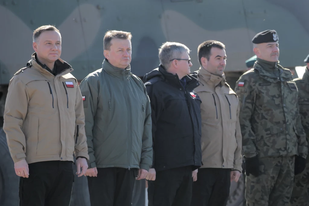 Prezydent Andrzej Duda (L), szef BBN Paweł Soloch (3L) i minister obrony narodowej Mariusz Błaszczak (2L) obserwują na poligonie w Orzyszu pokaz dynamiczny przygotowany przez żołnierzy 15. Giżyckiej Brygady Zmechanizowanej oraz żołnierzy z USA, Wielkiej Brytanii, Rumunii i Chorwacji tworzących Wielonarodową Batalionową Grupę Bojową NATO. Wizyta w Orzyszu jest częścią obchodów "NATO Week", organizowanych z okazji 20. rocznicy wstąpienia Polski do struktur Sojuszu Północnoatlantyckiego Prezydent Andrzej Duda (L), szef BBN Paweł Soloch (3L) i minister obrony narodowej Mariusz Błaszczak (2L) obserwują na poligonie w Orzyszu pokaz dynamiczny przygotowany przez żołnierzy 15. Giżyckiej Brygady Zmechanizowanej oraz żołnierzy z USA, Wielkiej Brytanii, Rumunii i Chorwacji tworzących Wielonarodową Batalionową Grupę Bojową NATO. Wizyta w Orzyszu jest częścią obchodów "NATO Week", organizowanych z okazji 20. rocznicy wstąpienia Polski do struktur Sojuszu Północnoatlantyckiego