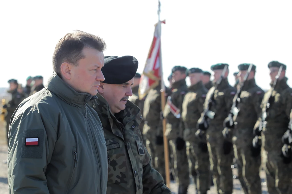 Minister obrony narodowej Mariusz Błaszczak (L) oraz dowódca generalny Rodzajów Sił Zbrojnych generał broni Jarosław Mika (2L) na poligonie w Orzyszu, gdzie odbędą się pokazy dynamiczne przygotowane przez żołnierzy 15. Giżyckiej Brygady Zmechanizowanej oraz żołnierzy z USA, Wielkiej Brytanii, Rumunii i Chorwacji tworzących Wielonarodową Batalionową Grupę Bojową NATO. Wizyta w Orzyszu jest częścią obchodów "NATO Week", organizowanych z okazji 20. rocznicy wstąpienia Polski do struktur Sojuszu Północnoatlantyckiego Minister obrony narodowej Mariusz Błaszczak (L) oraz dowódca generalny Rodzajów Sił Zbrojnych generał broni Jarosław Mika (2L) na poligonie w Orzyszu, gdzie odbędą się pokazy dynamiczne przygotowane przez żołnierzy 15. Giżyckiej Brygady Zmechanizowanej oraz żołnierzy z USA, Wielkiej Brytanii, Rumunii i Chorwacji tworzących Wielonarodową Batalionową Grupę Bojową NATO. Wizyta w Orzyszu jest częścią obchodów "NATO Week", organizowanych z okazji 20. rocznicy wstąpienia Polski do struktur Sojuszu Północnoatlantyckiego