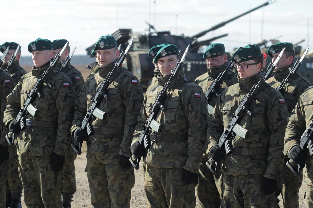 Żołnierze na poligonie w Orzyszu, gdzie odbędą się pokazy dynamiczne przygotowane przez żołnierzy 15. Giżyckiej Brygady Zmechanizowanej oraz żołnierzy z USA, Wielkiej Brytanii, Rumunii i Chorwacji tworzących Wielonarodową Batalionową Grupę Bojową NATO. Wizyta w Orzyszu jest częścią obchodów "NATO Week", organizowanych z okazji 20. rocznicy wstąpienia Polski do struktur Sojuszu Północnoatlantyckiego. Żołnierze na poligonie w Orzyszu, gdzie odbędą się pokazy dynamiczne przygotowane przez żołnierzy 15. Giżyckiej Brygady Zmechanizowanej oraz żołnierzy z USA, Wielkiej Brytanii, Rumunii i Chorwacji tworzących Wielonarodową Batalionową Grupę Bojową NATO. Wizyta w Orzyszu jest częścią obchodów "NATO Week", organizowanych z okazji 20. rocznicy wstąpienia Polski do struktur Sojuszu Północnoatlantyckiego.