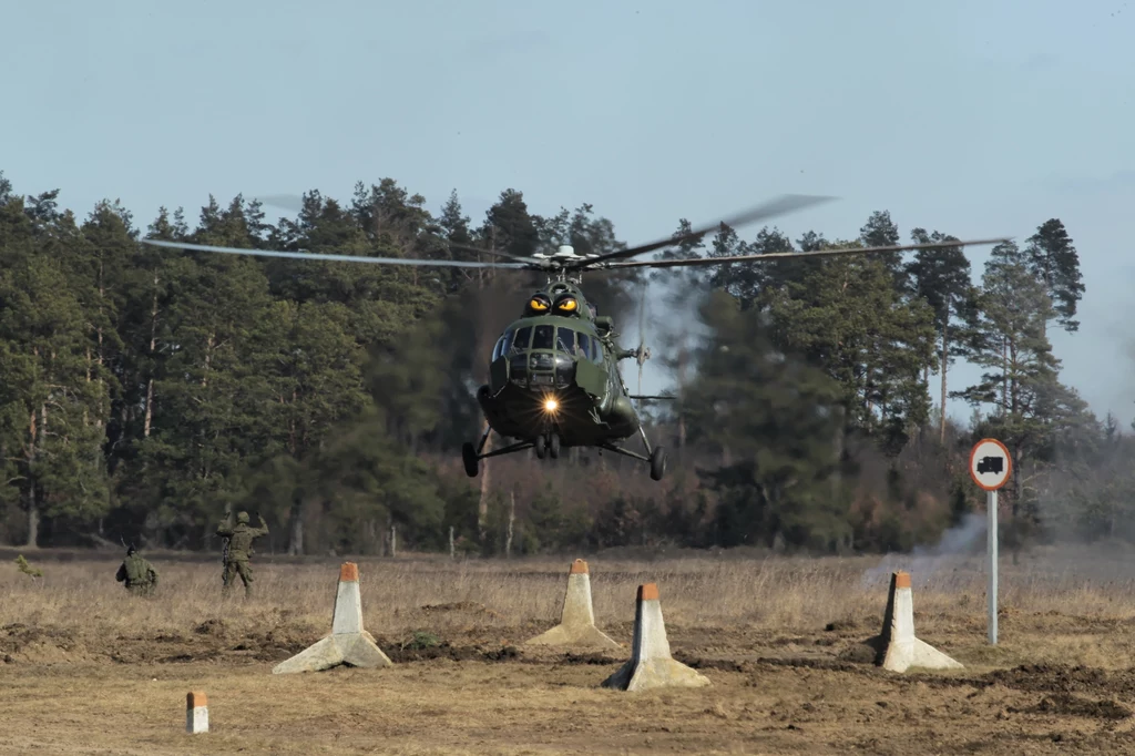 Pokaz dynamiczny przygotowany przez żołnierzy 15. Giżyckiej Brygady Zmechanizowanej oraz żołnierzy z USA, Wielkiej Brytanii, Rumunii i Chorwacji tworzących Wielonarodową Batalionową Grupę Bojową NATO Pokaz dynamiczny przygotowany przez żołnierzy 15. Giżyckiej Brygady Zmechanizowanej oraz żołnierzy z USA, Wielkiej Brytanii, Rumunii i Chorwacji tworzących Wielonarodową Batalionową Grupę Bojową NATO