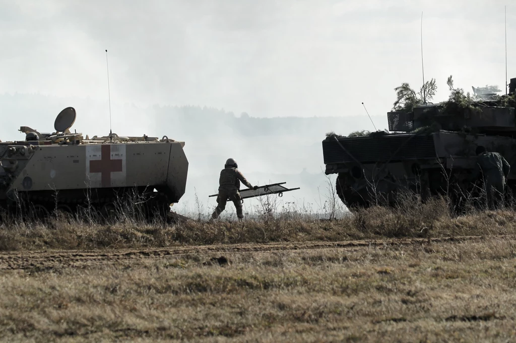Pokaz dynamiczny przygotowany przez żołnierzy 15. Giżyckiej Brygady Zmechanizowanej oraz żołnierzy z USA, Wielkiej Brytanii, Rumunii i Chorwacji tworzących Wielonarodową Batalionową Grupę Bojową NATO Pokaz dynamiczny przygotowany przez żołnierzy 15. Giżyckiej Brygady Zmechanizowanej oraz żołnierzy z USA, Wielkiej Brytanii, Rumunii i Chorwacji tworzących Wielonarodową Batalionową Grupę Bojową NATO