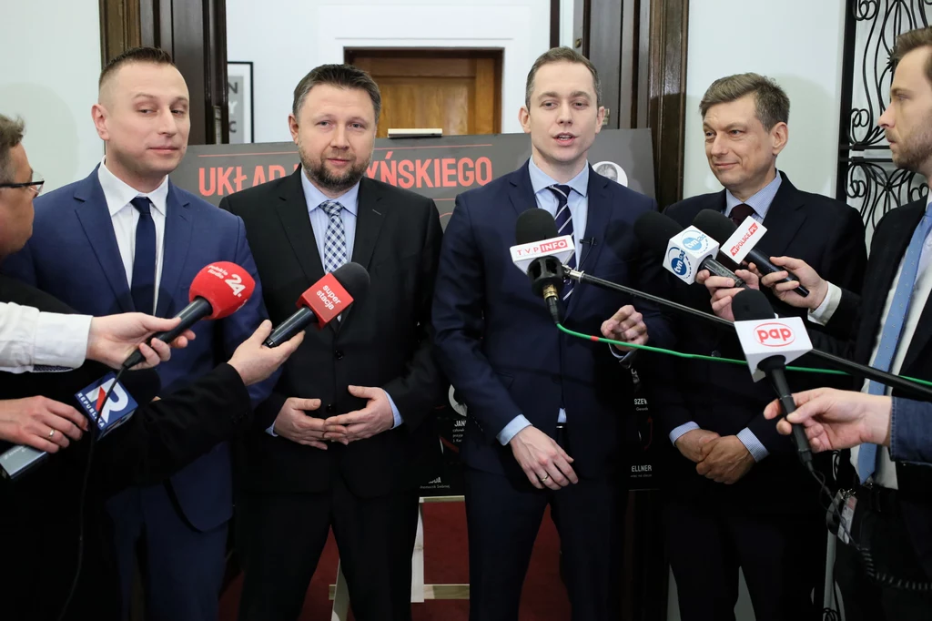 Politycy PO-KO: Marcin Kierwiński, Cezary Tomczyk, Mariusz Witczak i Krzysztof Brejza podczas konferencji prasowej poświęconej tablicy przedstawiającej tzw. Układ Kaczyńskiego Politycy PO-KO: Marcin Kierwiński, Cezary Tomczyk, Mariusz Witczak i Krzysztof Brejza podczas konferencji prasowej poświęconej tablicy przedstawiającej tzw. Układ Kaczyńskiego