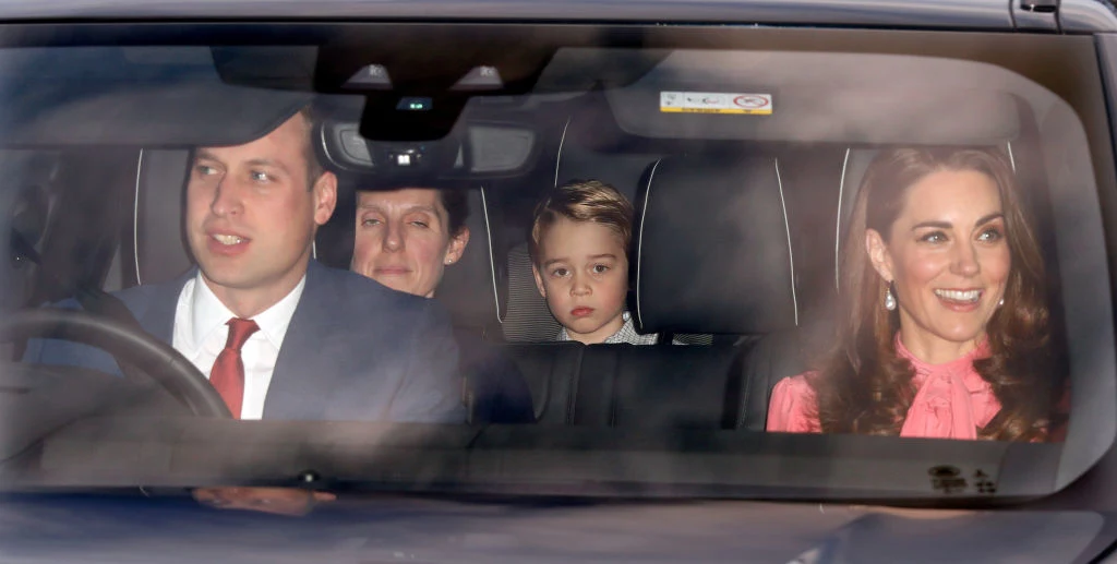Podczas wizyty rodziny królewskiej w Irlandii Północnej Kate z Williamem i dziećmi wzięli udział w młodzieżowych rozgrywkach piłki nożnej. Podczas wizyty rodziny królewskiej w Irlandii Północnej Kate z Williamem i dziećmi wzięli udział w młodzieżowych rozgrywkach piłki nożnej.