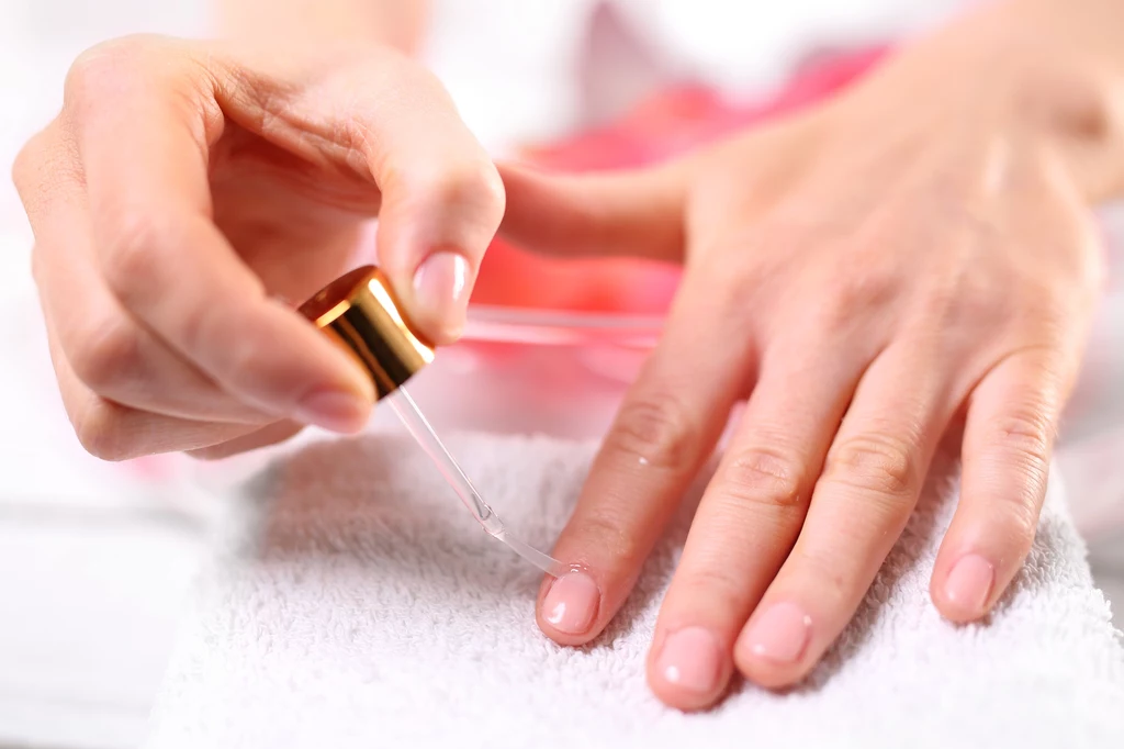Na co dzień, wcierając krem czy olejek, warto zrobić przy okazji minutowy masaż (zataczać opuszkiem kółeczka na każdym paznokciu i jego okolicach). Kosmetyk zadziała wtedy skuteczniej!