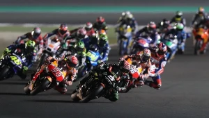 Motocykliści na torze Losail International Circuit