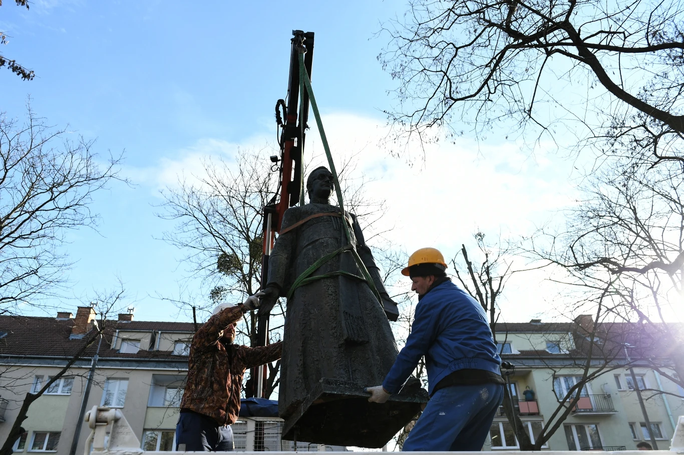 Demontaż pomnika ks. Henryka Jankowskiego Demontaż pomnika ks. Henryka Jankowskiego