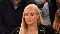 Iggy Azalea podpisała też kontrakt z marką Fashion Nova, a w ramach współpracy promowała nową kolekcję obuwia. Na potrzeby kampanii amerykańska raperka wzięła udział w sesji zdjęciowej, w której pozowała nago, ubrana tylko w skarpetki i promowane buty.