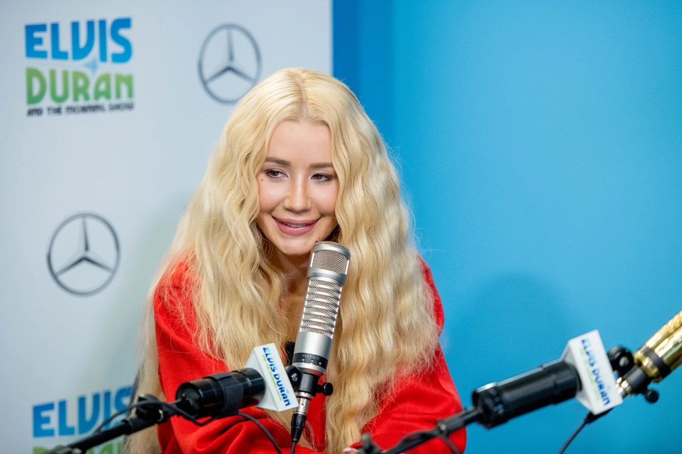 Azalea z dużym niezadowoleniem zgodziła się na wyjazd do centrum terapeutycznego w Arizonie, gdzie miała poradzić sobie ze swoimi problemami emocjonalnymi. Raperka przyznała, że nie spodziewała się takiej decyzji po współpracownikach. "Mówili do mnie: 'Wiemy, że jesteś bardzo utalentowana i możesz wejść do studia i nagrywać całymi dnami hity. Nie wiemy jednak, czy zdajesz sobie sprawę, co mówi się o tobie i twoich reakcjach i że to może zrujnować twój kontrakt. Musimy iść z nimi (ludźmi z wytwórni - przyp. red.) porozmawiać i zapewnić ich, że jesteś psychicznie gotowa na wydanie nowej muzyki'"- opowiadała Azalea.