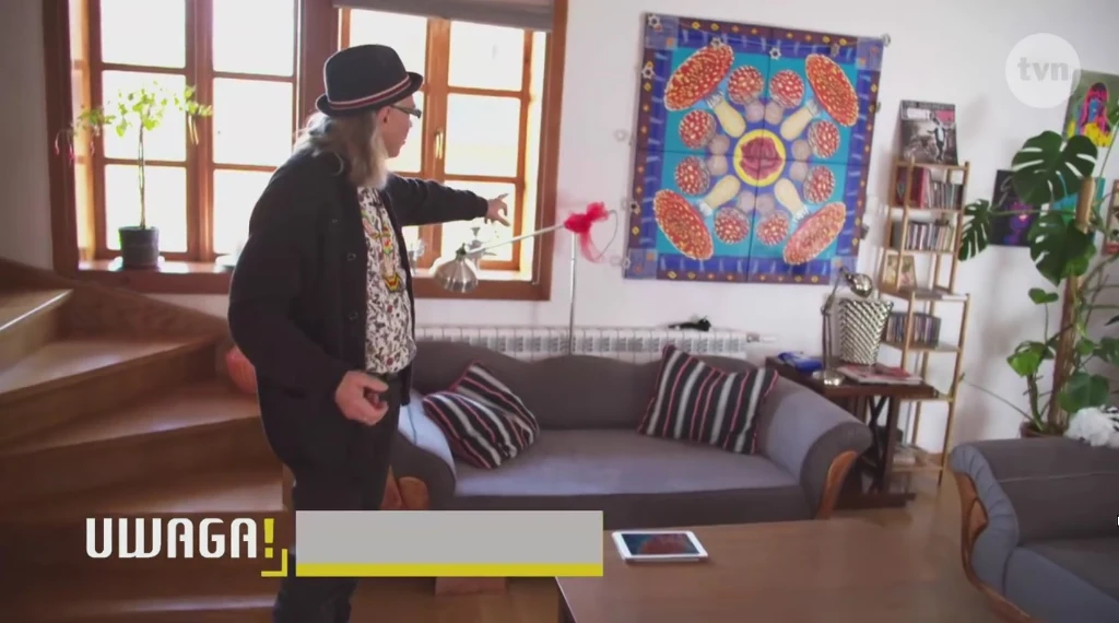 Kamil Sipowicz pokazuje miejsce, gdzie umierała Kora, fot. screen z programu "Uwaga" TVN