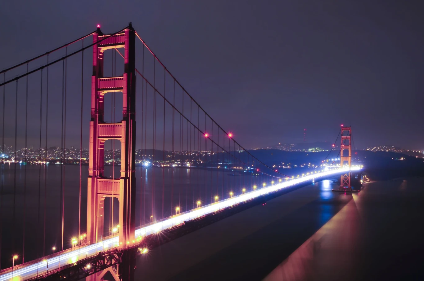 Sześciopasmowa droga podtrzymywana jest przez liny, które co 15 metrów zwisają z dwóch głównych lin nośnych. Oprócz tego w most wbudowano dodatkowo gigantyczne amortyzatory drgań, które tłumią wstrząsy oraz inne obciążenia Sześciopasmowa droga podtrzymywana jest przez liny, które co 15 metrów zwisają z dwóch głównych lin nośnych. Oprócz tego w most wbudowano dodatkowo gigantyczne amortyzatory drgań, które tłumią wstrząsy oraz inne obciążenia