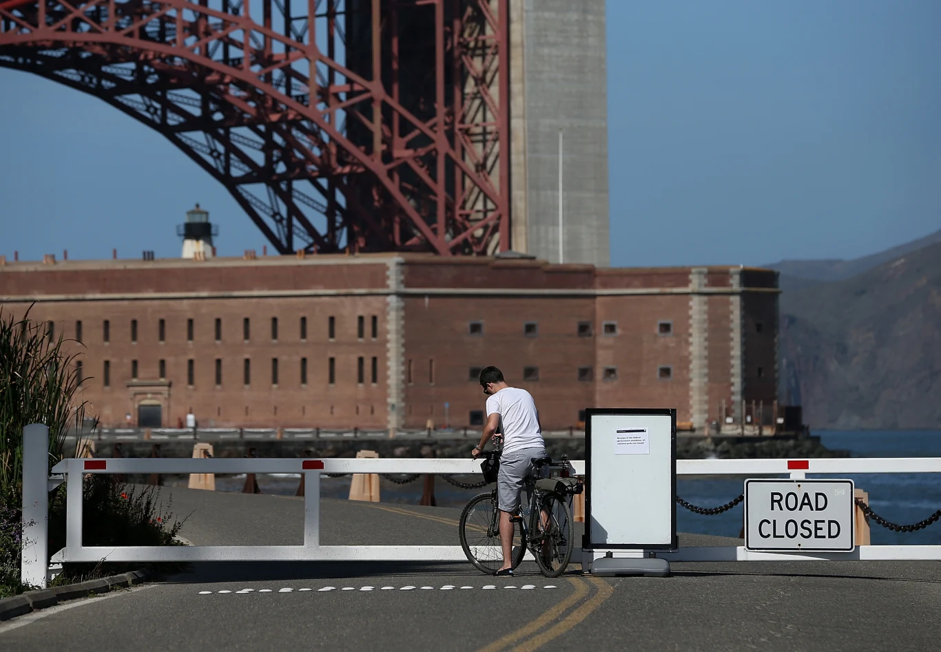 Aby wzmocnić południowy przyczółek Golden Gate Bridge, a zarazem nie musieć burzyć historycznej twierdzy Fort Point, inżynierowie skonstruowali stumetrowy stalowy most kratownicowy. Wyposażony jest on w rozciągliwe elementy łączące oraz energochłonne płyty, dzięki czemu w czasie trzęsień ziemi i orkanów filary zachowują elastyczność. Aby wzmocnić południowy przyczółek Golden Gate Bridge, a zarazem nie musieć burzyć historycznej twierdzy Fort Point, inżynierowie skonstruowali stumetrowy stalowy most kratownicowy. Wyposażony jest on w rozciągliwe elementy łączące oraz energochłonne płyty, dzięki czemu w czasie trzęsień ziemi i orkanów filary zachowują elastyczność.