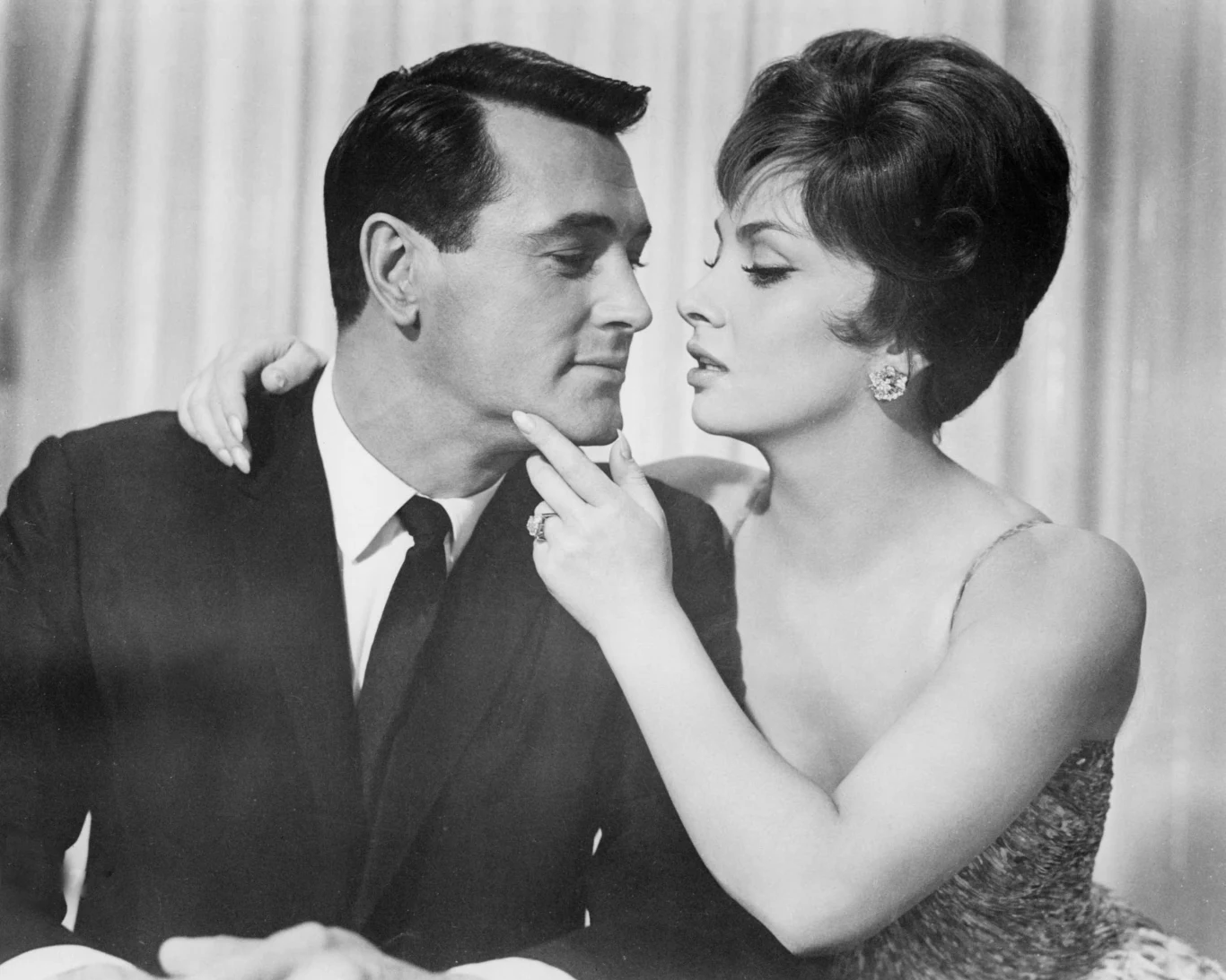 Rock Hudson był filmową ikoną lat 50. i 60. XX wieku. Najsłynniejsze role zagrał w filmach: "Olbrzym" (1956, zagrał tu u boku Jamesa Deana i Elizabeth Taylor), "Pożegnanie z bronią" (1957), "Nie przysyłaj mi kwiatów" (1964), "Telefon towarzyski" (1959) i "Wspaniała obsesja" (1954).

Na zdjęciu: Rock Hudson i Gina Lollobrigida w filmie "Kiedy nadejdzie wrzesień" (1961)
