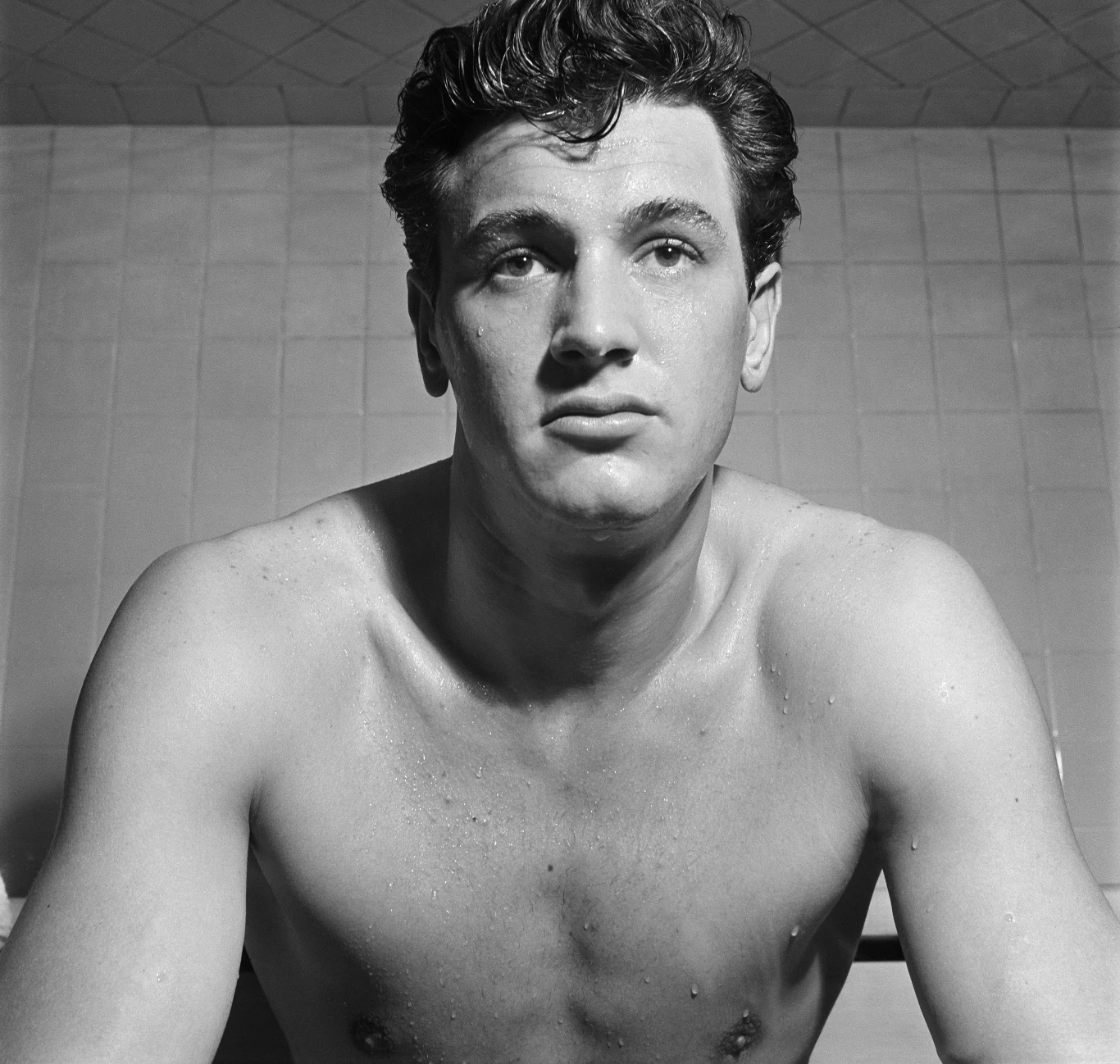 Rock Hudson urodził się 17 listopada 1925 roku w miejscowości Winnetka, w stanie Illinois w USA jako Roy Harold Scherer Jr. Był synem mechanika samochodowego i operatorki telefonicznej. W czasie II wojny światowej był na Filipinach, gdzie pracował jako mechanik samolotowy. Po wojnie wyjechał do Los Angeles i tam w 1948 roku dla kina odkrył go Henry Willson, łowca talentów w Hollywood. 

Na zdjęciu: Rock Hudson (1925-1985) / fot. KM Archive