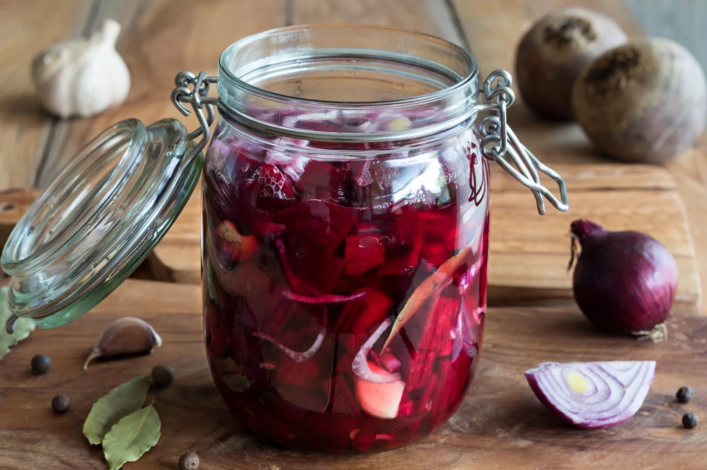 Kwas na poprawę apetytu i odporności Kilogram obranych ze skórki buraków pokrój w plastry, umieść w kamionkowym garnku lub dużym słoju. Dodaj przekrojone na pół 4 ząbki czosnku, 3 listki laurowe, 3 ziarenka ziela angielskiego i czubatą łyżkę soli. Zalej 2 litrami przegotowanej letniej wody. Przykryj gazą i postaw w ciepłym miejscu. Codziennie zamieszaj drewnianą łyżką. Po 4 dniach zlej kwas do słoików. Przechowuj w lodówce. Pij lub podawaj seniorowi bez apetytu po pół szklanki 2 razy dziennie. Tekst pochodzi z tygodnika "Dobry tydzień". Kwas na poprawę apetytu i odporności Kilogram obranych ze skórki buraków pokrój w plastry, umieść w kamionkowym garnku lub dużym słoju. Dodaj przekrojone na pół 4 ząbki czosnku, 3 listki laurowe, 3 ziarenka ziela angielskiego i czubatą łyżkę soli. Zalej 2 litrami przegotowanej letniej wody. Przykryj gazą i postaw w ciepłym miejscu. Codziennie zamieszaj drewnianą łyżką. Po 4 dniach zlej kwas do słoików. Przechowuj w lodówce. Pij lub podawaj seniorowi bez apetytu po pół szklanki 2 razy dziennie. Tekst pochodzi z tygodnika "Dobry tydzień".