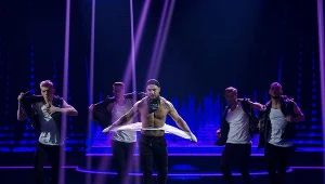 "Dance, Dance, Dance": Rozerwał koszulkę na scenie