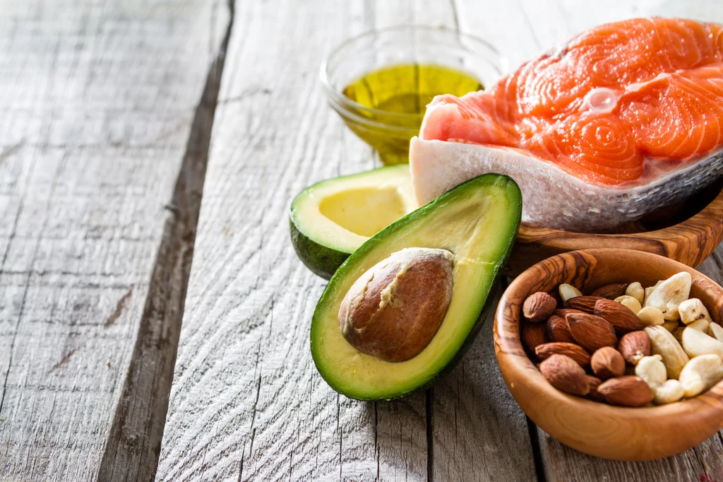 To nieprawda, że im więcej spożywamy kwasów omega-6, tym lepiej. Ważniejsza od ilości jest proporcja między omega-6 a omega-3. Te pierwsze, gdy jest ich za dużo, blokują działanie omega-3. Są np. w orzechach i nasionach (kukurydzy, dyni i słonecznika), olejach roślinnych. Główne źródło omega-3 to tłuste ryby morskie i siemię. W naszym menu omega-6 powinno być 4-5 razy więcej niż omega-3. To nieprawda, że im więcej spożywamy kwasów omega-6, tym lepiej. Ważniejsza od ilości jest proporcja między omega-6 a omega-3. Te pierwsze, gdy jest ich za dużo, blokują działanie omega-3. Są np. w orzechach i nasionach (kukurydzy, dyni i słonecznika), olejach roślinnych. Główne źródło omega-3 to tłuste ryby morskie i siemię. W naszym menu omega-6 powinno być 4-5 razy więcej niż omega-3.