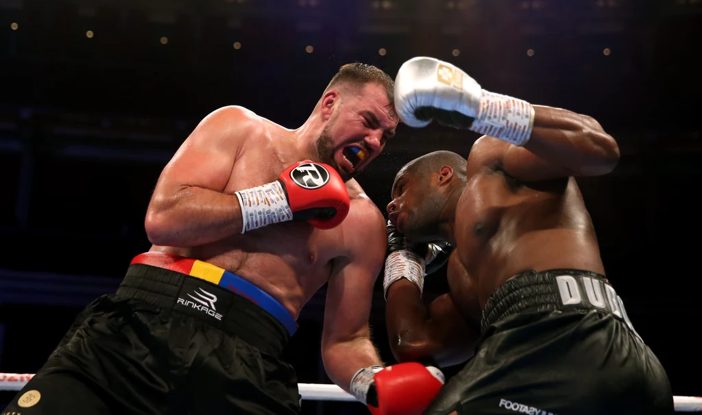 Daniel Dubois (z prawej) nie dał szans Razvanowi Cojanu