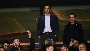 Emir Kataru Tamim ben  Hamad Al-Thani na trybunach Parc des Princes