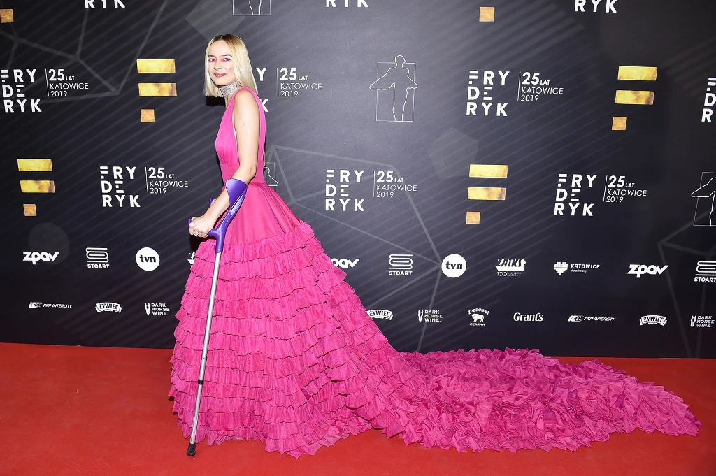 Natalia Nykiel przyszła o kulach