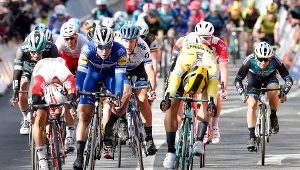 Dylan Groenewegen (żółty strój) był najlepszy na finiszu