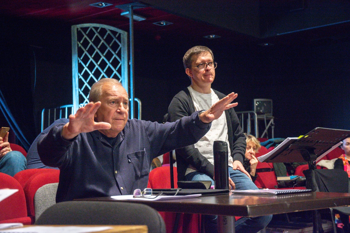 Jerzy Stuhr i Tomasz Tokarczyk podczas próby "Cyrulika sewilskiego", fot. Ryszard Kornecki Jerzy Stuhr i Tomasz Tokarczyk podczas próby "Cyrulika sewilskiego", fot. Ryszard Kornecki