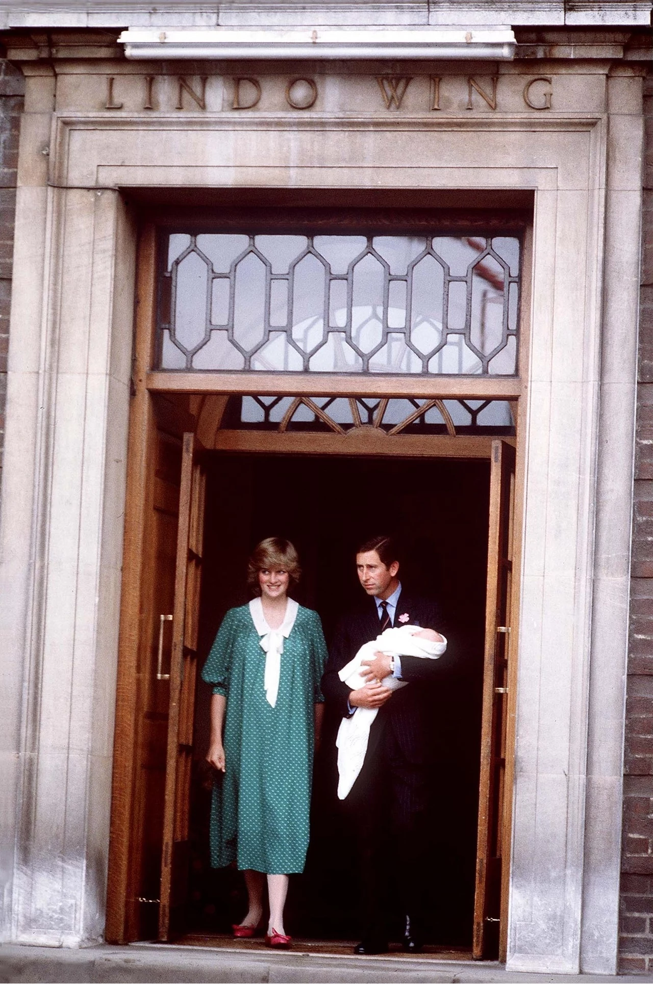 Księżna Diana i książę Karol oraz malutki William (a właściwie Wilhelm), ich pierworodny syn. Zdjęcie zostało zrobione 22 czerwca 1982. William przyszedł na świat dzień wcześniej. Księżna Diana i książę Karol oraz malutki William (a właściwie Wilhelm), ich pierworodny syn. Zdjęcie zostało zrobione 22 czerwca 1982. William przyszedł na świat dzień wcześniej.