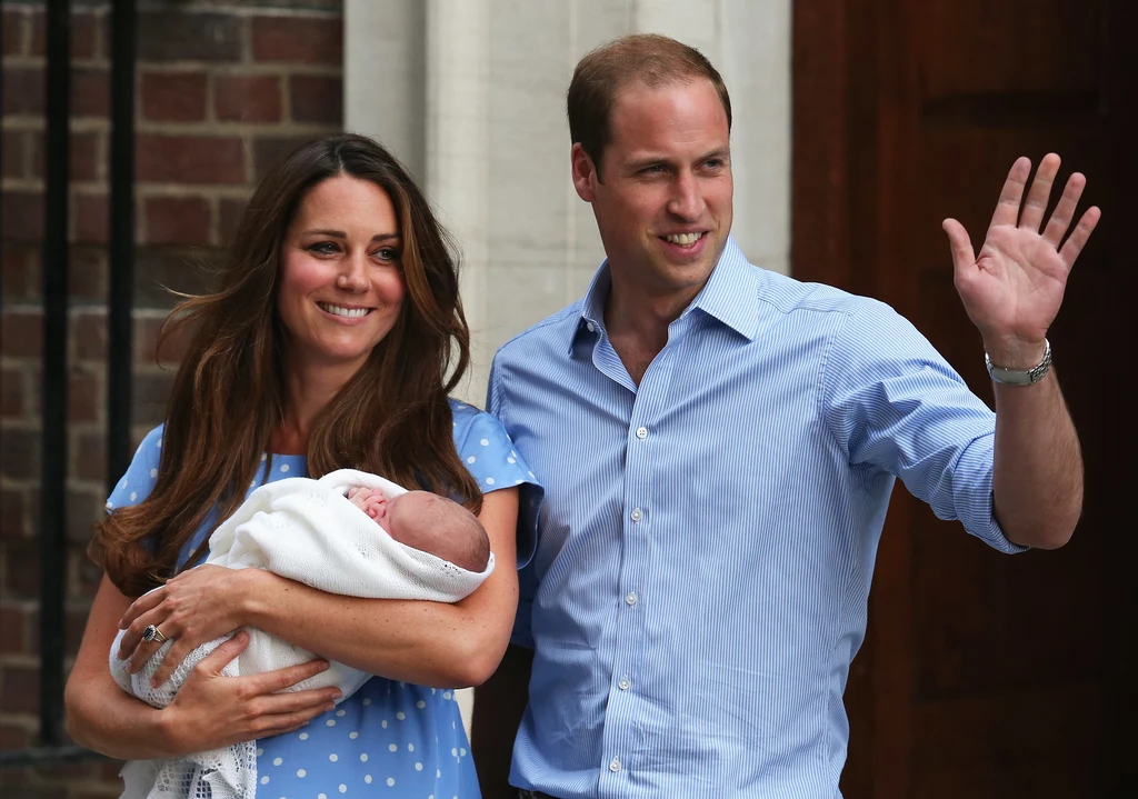Książę William i księżna Kate pozują fotoreporterom z pierwszym synem na rękach