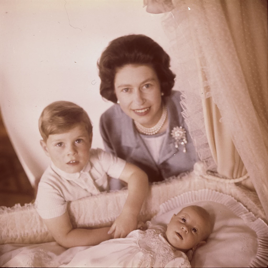 Królowa Elżbieta II z dwoma najmłodszymi synami: Edwardem, urodzonym w 1964 roku i Andrzejem, urodzonym w roku 1960. Królowa Elżbieta II z dwoma najmłodszymi synami: Edwardem, urodzonym w 1964 roku i Andrzejem, urodzonym w roku 1960.