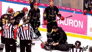 Mateusz Bepierszcz pozbierał się po uderzeniu w bandę i strzelił nawet gola